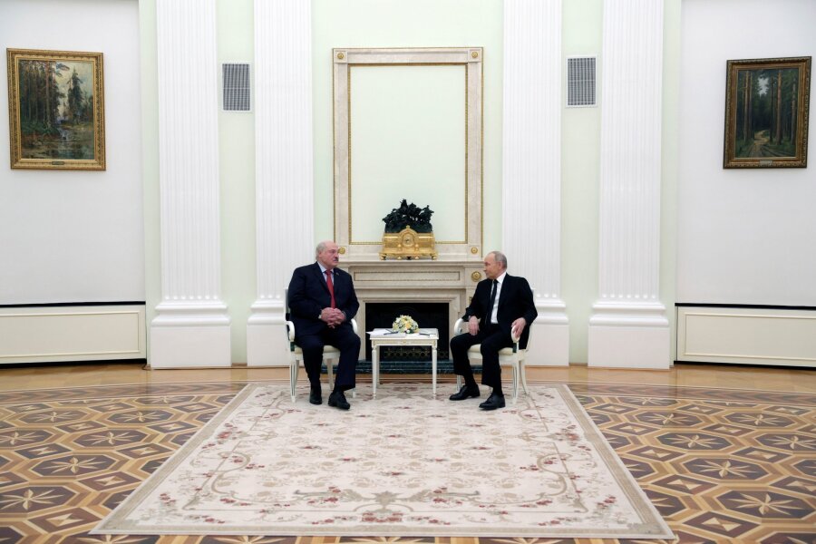 Putin kritisiert geplante Friedenskonferenz in der Schweiz - Wladimir Putin (r) und Alexander Lukaschenko im Kreml.