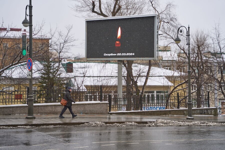 Putin spricht von ukrainischer Spur bei Anschlag nahe Moskau - Eine Anzeigetaffel zeigt auf der Straße eine Kerze zum Gedenken der Opfer. Bei dem mutmaßlichen Terroranschlag auf eine Veranstaltungshalle am Stadtrand von Moskau sind mehr als 60 Menschen getötet worden.