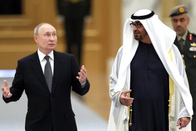 Putins Blitzvisite am Golf - Der Präsident der Emirate, Mohammed bin Zayid al-Nahyan (rechts), empfängt Kremlchef Wladimir Putin in Abu Dhabi.