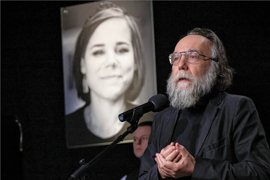 Putins Rasputin? Alexander Dugins Rechtsaußen-Kontakte - Alexander Dugin vor dem Bild seiner Tochter. 