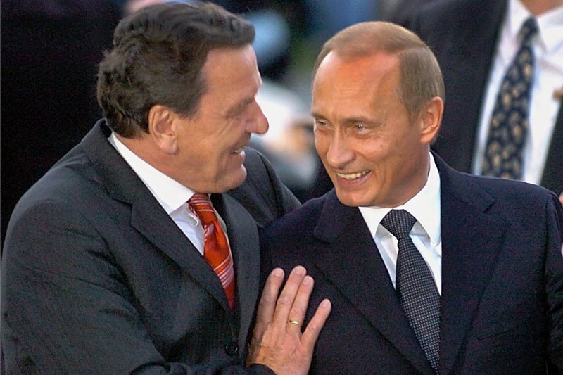 Putins verlässlicher Deutscher - Mehr als eine Männerfreundschaft: Altkanzler Gerhard Schröder (SPD/l.) und Präsident Wladimir Putin. Schröder arbeitet für russische Staatskonzerne.