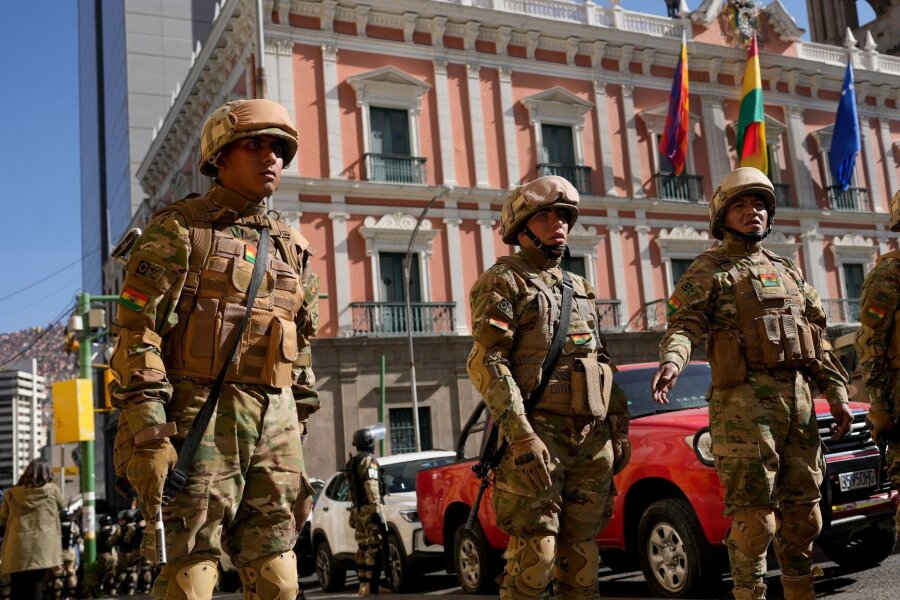 Putschversuch in Bolivien: Militär vor Regierungspalast - Soldaten stehen Wache vor dem Präsidentenpalast auf der Plaza Murillo in La Paz.