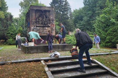 Putzaktion im verwahrlosten Stadtpark in Annaberg: Wo sind die Einheimischen? - Die Teilnehmer der Putzaktion auf dem Alten Friedhof mühten sich auch an diesem Denkmal redlich, Unkraut und Graffiti zu beseitigen. 