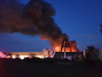 Pyral: Brand unter Kontrolle - Die brennende Halle bei Pyral am Samstagabend.