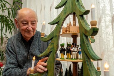 Pyramide oder Weihnachtsbaum? Lunzenauer hat beides in einem - Manfred Richter aus Elsdorf hat vor Jahren eine Weihnachtspyramide selbst gebaut. Weil im kleinen Wohnzimmer nicht allzu viel Platz für einen Weihnachtsbaum ist, hat er sie in Form eines Baumes gefertigt.