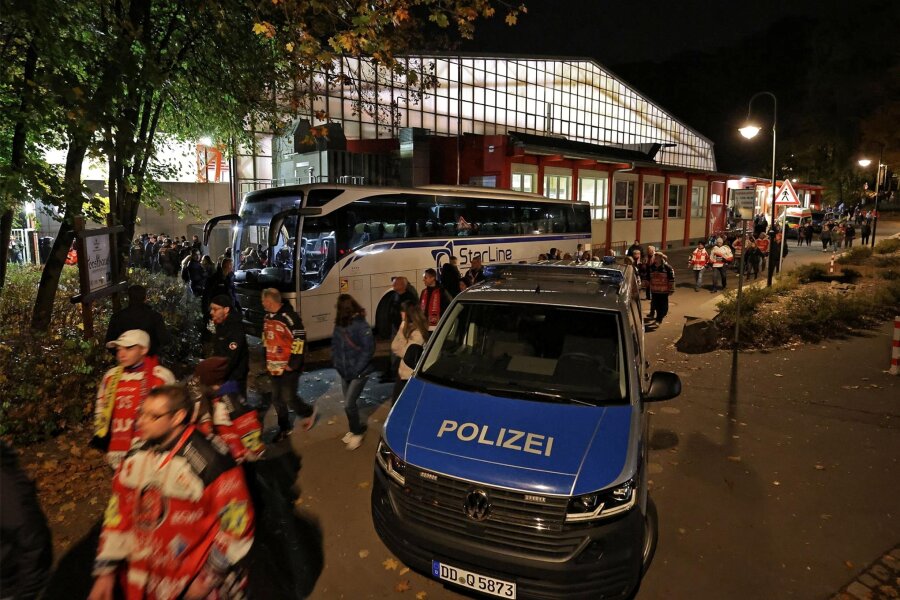 Pyrotechnik-Ärger im Kunsteisstadion in Crimmitschau: Polizei übergibt Akten an Staatsanwaltschaft - Die Polizei hat nach der Partie zwischen Crimmitschau und Bad Nauheim die Personalien von 27 Fans aufgenommen.