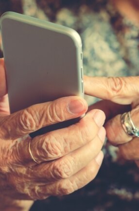 Smartphones werden immer häufiger im Geschäftsverkehr benutzt, doch viele ältere Menschen können damit nicht umgehen. Deshalb sorgt ein Brief der Sparkasse Mittelsachsen für Verunsicherung. 