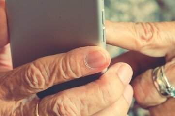 QR-Code: Sparkassenbrief bringt Ärger - Smartphones werden immer häufiger im Geschäftsverkehr benutzt, doch viele ältere Menschen können damit nicht umgehen. Deshalb sorgt ein Brief der Sparkasse Mittelsachsen für Verunsicherung. 