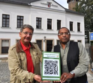 QR-Codes in Auerbach - Kleine Tafeln verraten Wissenswertes - Hagen Hartwig (links) und René Tümpner zeigen eine Tafel mit einem QR-Code. Sie soll in den nächsten Tagen am Auerbacher Museum aufgestellt werden.