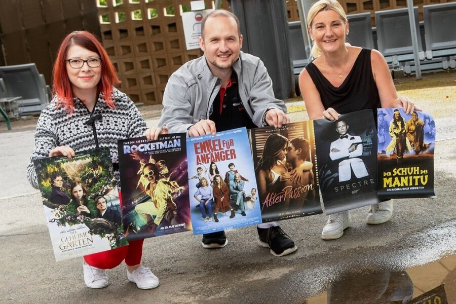 Die Filmplakate für die sechs Wunschfilme versprechen eine schwere Wahl: Anne Krieger vom Festhallenteam sowie Stefan Lehmann und Bärbel Winter vom Kino Capitol in Plauen bereiten das Sommerkino vor. 