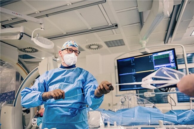 Qualitätsunterschiede bei Herz-OPs - Mit dem Herzkatheter kann diagnostiziert und behandelt werden. Selbst Herzklappen werden so ersetzt. Dr. Felix Woitek vom Herzzentrum Dresden entnimmt ein solches Instrument aus der Verpackung. 