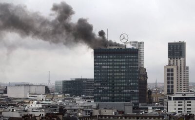 Qualm dringt aus Europacenter in Berlin - Dichte Rauchschwaden steigen aus dem Europa Center in Berlin empor.