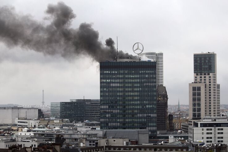 Qualm dringt aus Europacenter in Berlin - Dichte Rauchschwaden steigen aus dem Europa Center in Berlin empor.