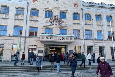 Qualmende Mikrowelle: Evakuierung von Zwickauer Rathaus aufgehoben - Gegen Mittag ging die Brandmeldeanlage im Rathaus los.