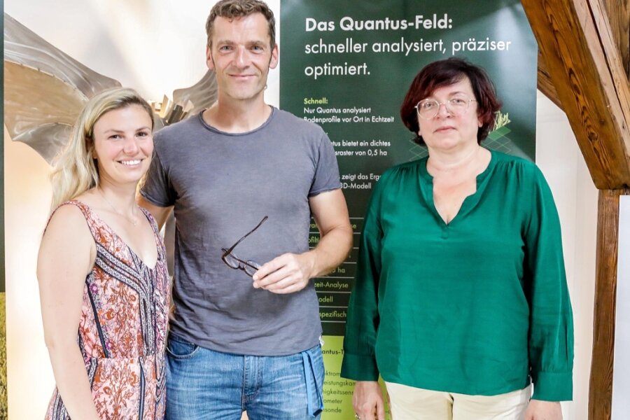 Quantus will Bodenanalysen beschleunigen - Ulrike Harzer (r.) im Gespräch mit Daniela Vogt und Michael Schüngel vom Startup Quantus.