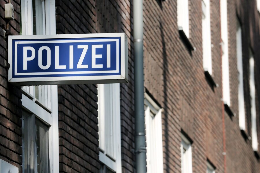 Quartett soll Tonie-Figuren gestohlen haben: U-Haft - Ein Schild mit der Aufschrift "Polizei" hängt an einem Polizeipräsidium.