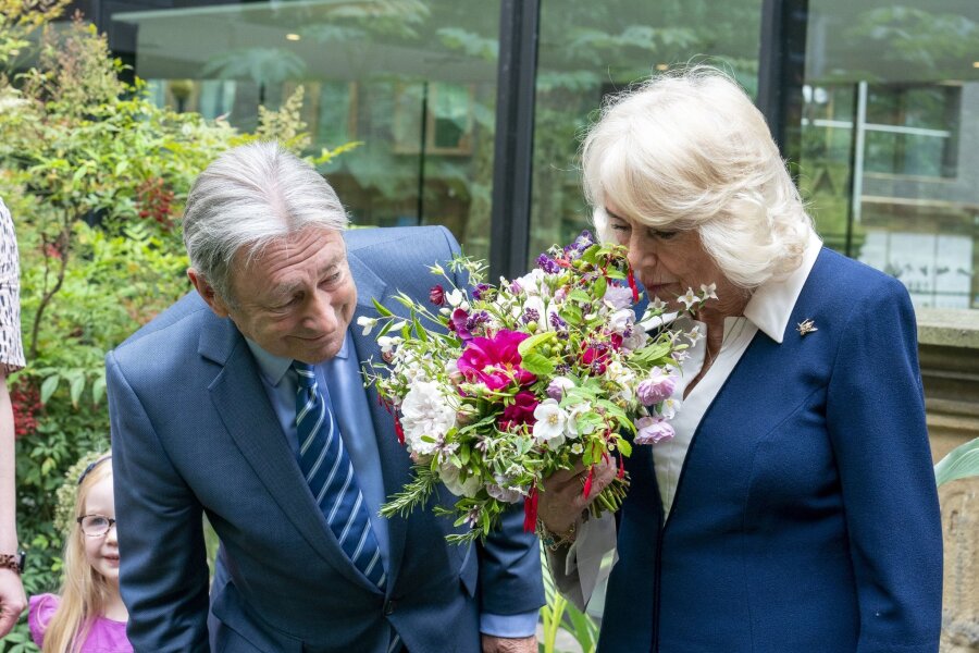 Queen Camilla ist neidisch auf Schirmherr Charles - Königin Camilla von Großbritannien zusammen mit Alan Titchmarsh auf der Ausstellung Gardening Bohemia im Gartenmuseum in London.