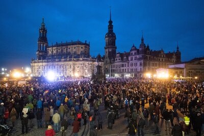 "Querdenken"-Kundgebung: Polizei überprüft Chat-Aufrufe - Die Demonstration der Querdenken-Bewegung am Samstag in Dresden.