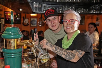 Quereinsteigerin übernimmt Kultkneipe in Hohenstein-Ernstthal - Im „Apfeltraum“ steht die neue Wirtin Katja Cooper am Zapfhah, ihr Sohn Miguel hilft am ersten Abend an der Bar.