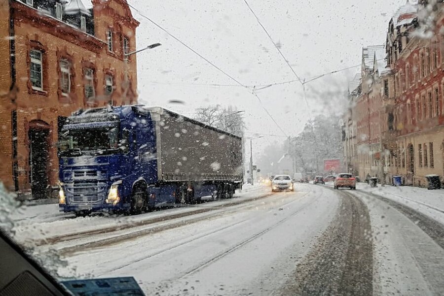 Querstehende Lkw, viele Blechschäden: Wintereinbruch sorgt für Verkehrsbehinderungen im Vogtland - Die B 92 in Plauen: Für Autofahrer ist Vorsicht geboten.