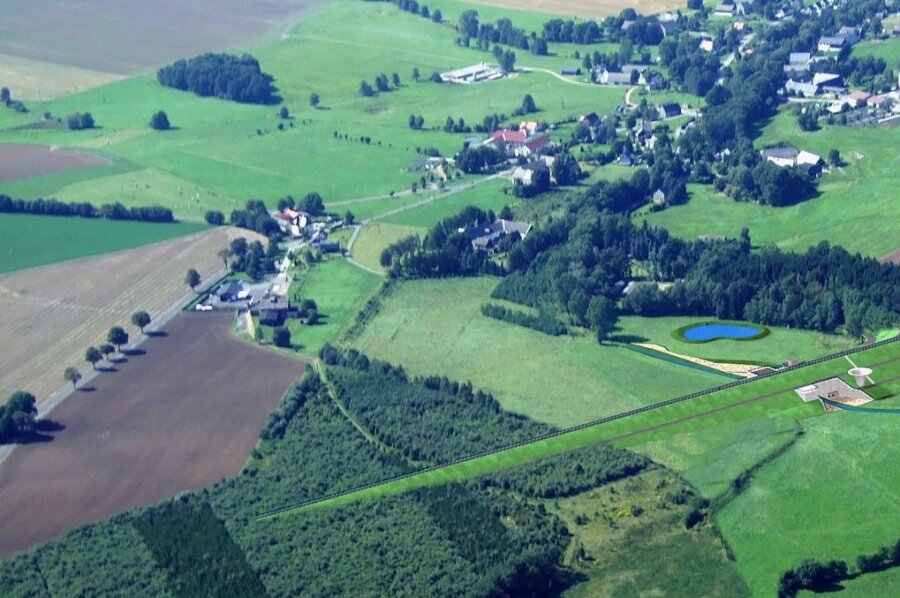 Oberbobritzsch aus der Luft fotografiert: Die Visualisierung zeigt, wie sich der Damm nach aktuellen Plänen der Landestalsperrenverwaltung künftig in die Landschaft einfügen soll. Die Gesamtprojektkosten belaufen sich auf 62 Millionen Euro.