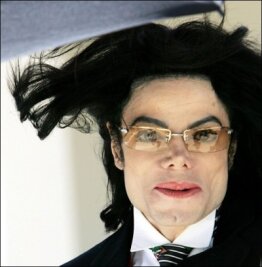 Rückkehr des Königs von Neverland -  Nie zuvor war ein Popstar so hoch aufgestiegen und so tief gestürzt. Michael Jackson war einmal der "King of Pop", ehe er zum König der Gesichtsoperationen, der Extravaganzen und der Skandalgerüchte um seine Beziehungen zu Kindern wurde. 