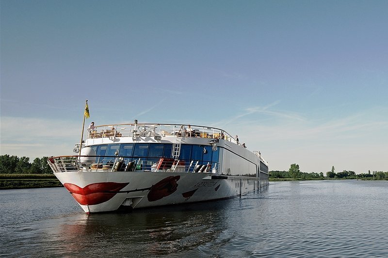 R(h)einstes Vergnügen - Die Rose im Kussmund: das Markenzeichen der insgesamt elf Flusskreuzfahrtschiffe von Arosa.