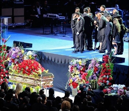 Rätselraten um letzte Ruhestätte von Michael Jackson - Nach der bewegenden Trauerfeier für den verstorbenen US-Sänger Michael Jackson rätseln die Fans über die letzte Ruhestätte ihres Idols. Der vergoldete Sarg mit dem Leichnam des Popstars wurde im Anschluss an die Zeremonie am Dienstag in einem Leichenwagen aus dem Staples Center in Los Angeles herausgefahren.
