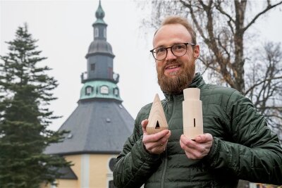 Räuchermännchen 2.0 aus Seiffen werden eine Erfolgsgeschichte - Stolz präsentiert Sven Reichelt vor der Seiffener Bergkirche die fertigen Rauchfiguren.