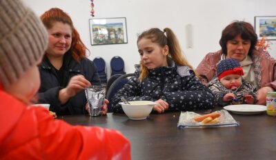 Rabensteiner Netzwerk hilft Ukrainern: Das Hotel der Geflüchteten - Mütter sitzen mit ihren Kindern beim gemeinsamen Frühstück. Im Hotel Rabensteiner Hof sind geflüchtete Ukrainer untergekommen und werden durch ein privates Helfernetzwerk versorgt. 