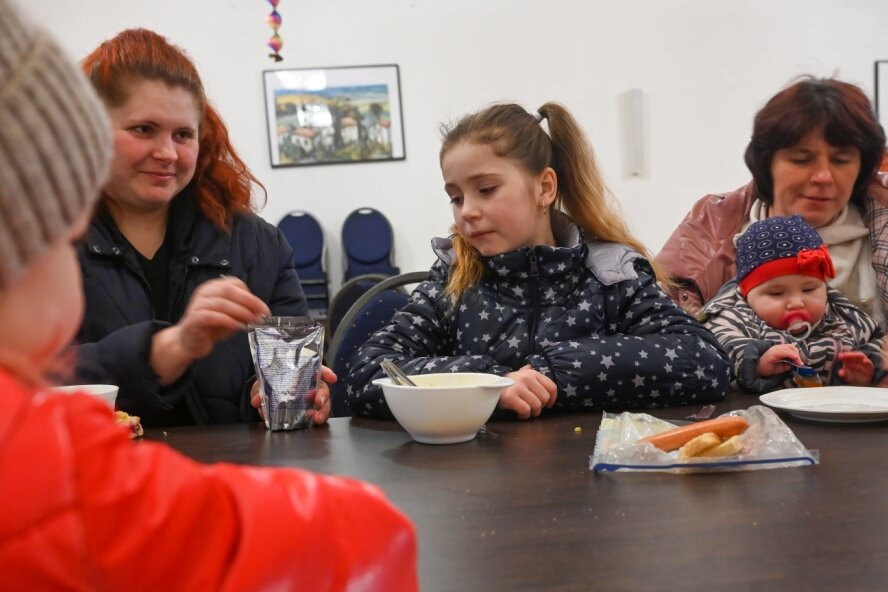 Mütter sitzen mit ihren Kindern beim gemeinsamen Frühstück. Im Hotel Rabensteiner Hof sind geflüchtete Ukrainer untergekommen und werden durch ein privates Helfernetzwerk versorgt. 