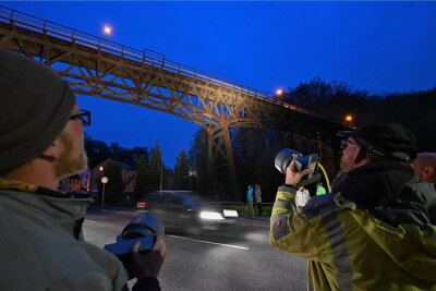 Rabensteiner Viadukt leuchtet in der Nacht - vorerst nur zur Probe - Auch viele Rabensteiner waren zum Test der Viadukt-Beleuchtung gekommen.