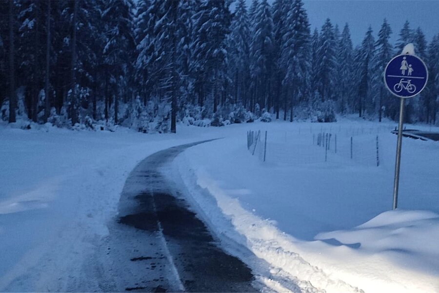 Radfahren im Winter trotz 40 Zentimeter Schnee: Auf diesem Radweg im Vogtland ist das möglich - Der neue Rad- und Fußweg in Muldenberg wird auch im Winter geräumt.