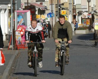 Radfahren in Glauchau soll sicherer werden - 
              <p class="artikelinhalt">Bei den momentan recht milden Temperaturen sind in Glauchau, wie hier auf der Leipziger Straße, viele Fahrradfahrer anzutreffen. Unser Foto zeigt Jan und Jens Stavginski (links).</p>
            