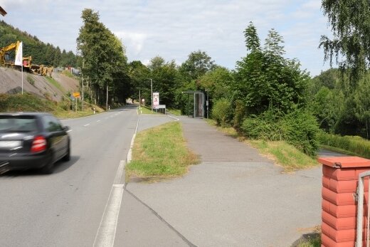 Radfahren vielen zu unsicher - Einer der Problemfälle: Der Geh-Rad-Weg aus Richtung Schwarzenberg mündet am Ortseingang Grünstädtel unmittelbar in die B 101.