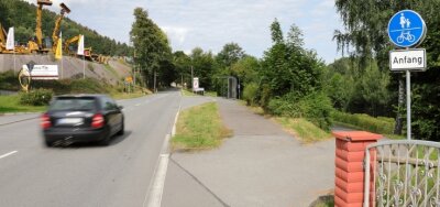 Radfahren vielen zu unsicher - Einer der Problemfälle: Der Geh-Rad-Weg aus Richtung Schwarzenberg mündet am Ortseingang Grünstädtel unmittelbar in die B 101.