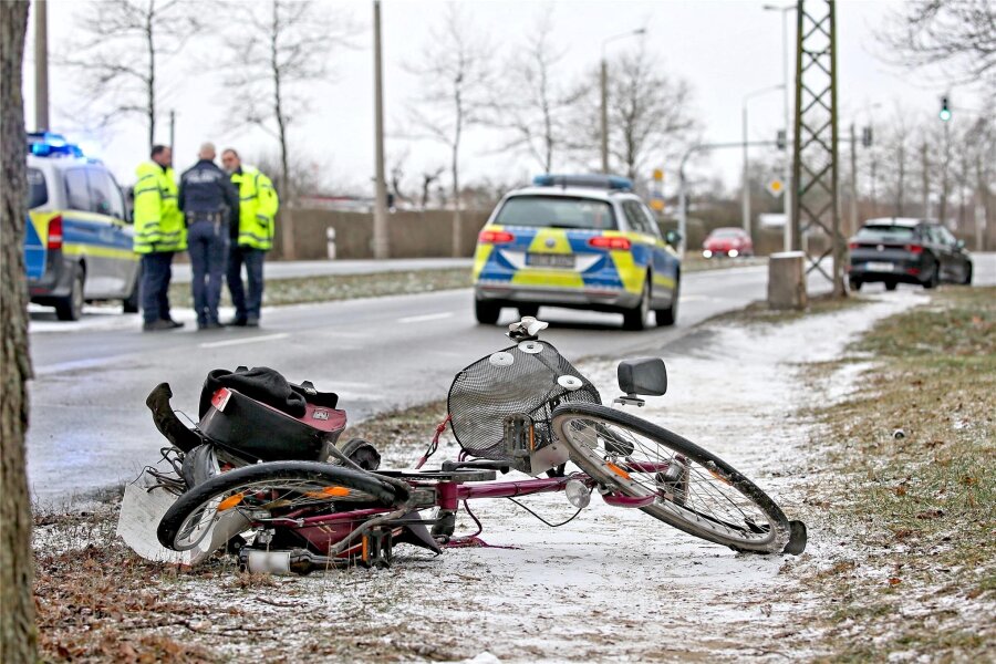 Radfahrer (84) erleidet bei Unfall in Zwickau schwere Kopfverletzungen - Das Fahrrad liegt mit schwer verbeultem Hinterrad an der Unfallstelle.