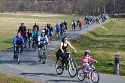 Unterwegs auf verbotener Strecke: Radfahrer vergangenen Sonntag auf dem Elstertalradweg bei Adorf im Vogtland.  