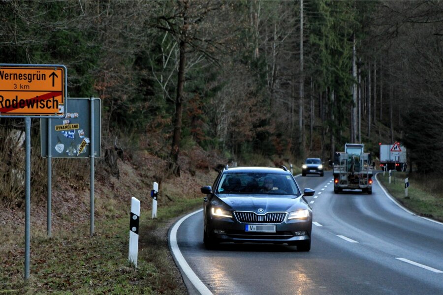 Radfahrer auf B 169 leben gefährlich: Anwohner fordert Radweg zwischen Rodewisch und Wernesgrün - Radfahrer leben auf dem Straßenabschnitt zwischen Rodewisch und Wernesgrün gefährlich.
