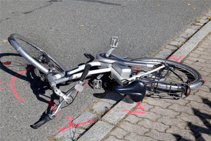 Radfahrer bei Unfall in Meerane verletzt - Der Radfahrer stürzte und verletzte sich leicht.