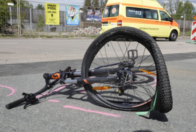 Radfahrer bei Zusammenstoß mit Laster schwer verletzt - 
