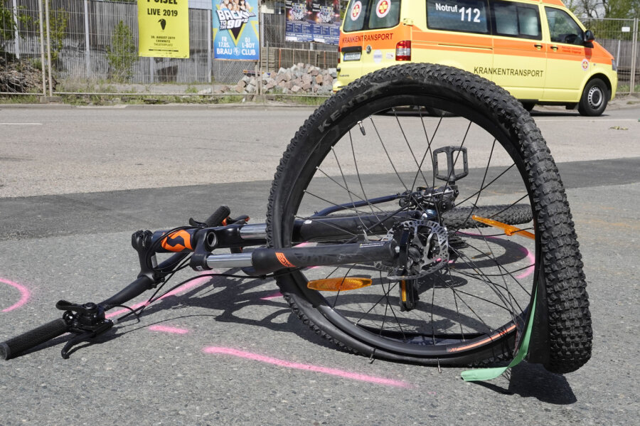 Radfahrer bei Zusammenstoß mit Laster schwer verletzt - 