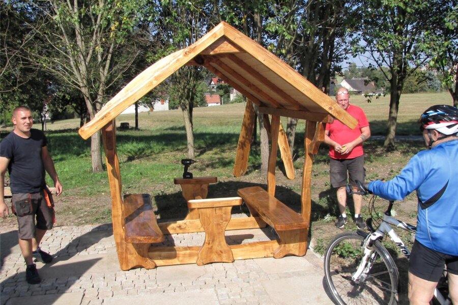 Radfahrer finden Schutz in Geringswalde - Sandor Seres (l.) und Jürgen Götz erhalten beim Aufbau der Wetterschutzhütte immer mal Besuch von vorbeifahrenden Radlerfahrern.