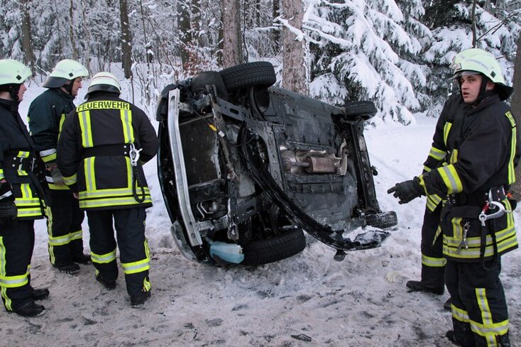 Radfahrer helfen Unfall-Opfern - Ein Renault verunglückte am Samstag im Erzgebirge. Radfahrer waren als Ersthelfer vor Ort.