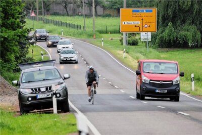 Radfahrer müssen vielerorts auf sichere Wege warten - Auf der B 180 wie hier in Callenberg und bis zum Gewerbegebiet Sachsenring II fehlen sichere Radwege. 