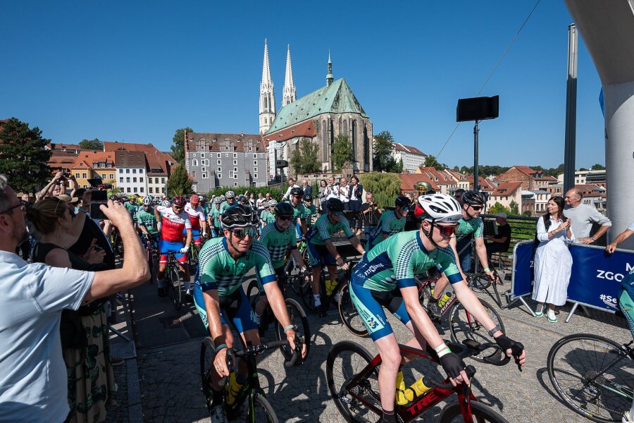 Radfahrer schlagen Brücke zwischen zwei Kulturhauptstädten - Rennradfahrer warten auf den Start zum European Peace Ride 2023 auf der Altstadtbrücke in Görlitz.