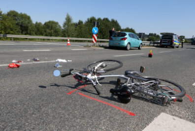 Radfahrer stirbt bei Unfall in Glauchau - Ein 84-jähriger Radfahrer verstarb nach einem Unfall auf der B 175 in Glauchau.