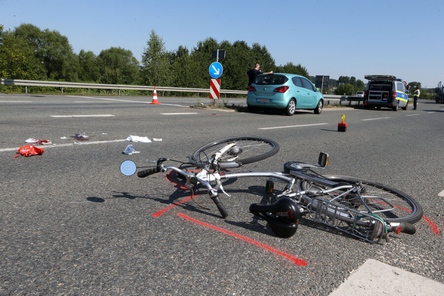 Radfahrer stirbt bei Unfall in Glauchau - Ein 84-jähriger Radfahrer verstarb nach einem Unfall auf der B 175 in Glauchau.