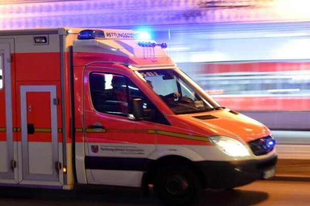 Radfahrer stürzt nach Berührung mit Pkw: Autofahrer fährt einfach weiter - Ein 67-jähriger Radfahrer ist am Mittwoch in Oberlungwitz nach einer Berührung mit einem Pkw schwer gestürzt. 
