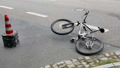 Radfahrer verunglückt auf Flucht vor der Polizei - 
